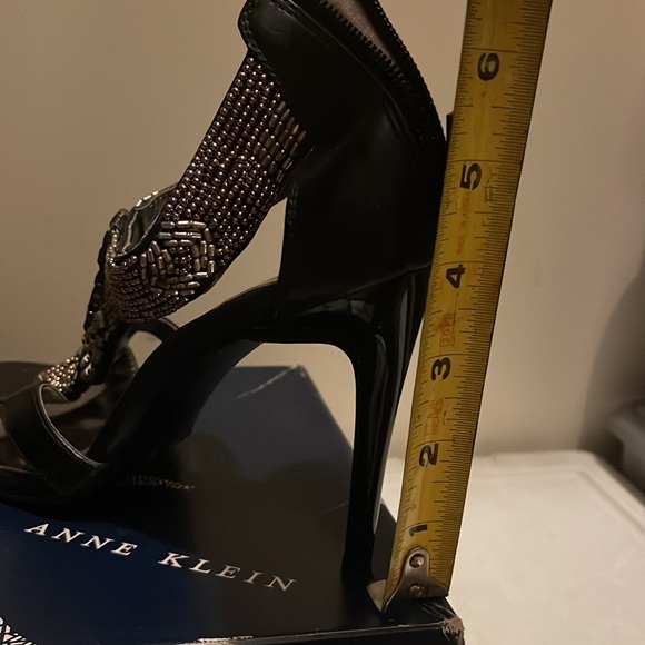 Black Heels sz 9 - Picture 5 of 6